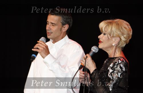 Den Haag 23 juni 2007
Optreden van Anneke Gronloh in het koninklijk theater van Den Haag vanwege haar 65e verjaardag. Op deze dag is ook haar zus Tjula overleden. met zoon Wim Jaap