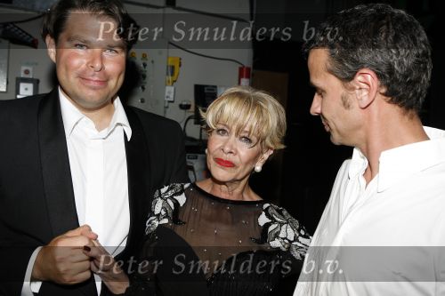 Den Haag 23 juni 2007
Optreden van Anneke Gronloh in het koninklijk theater van Den Haag vanwege haar 65e verjaardag. Op deze dag is ook haar zus Tjula overleden. Anneke met zoon Wim Jaap en manager