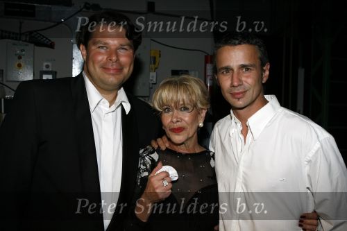 Den Haag 23 juni 2007
Optreden van Anneke Gronloh in het koninklijk theater van Den Haag vanwege haar 65e verjaardag. Op deze dag is ook haar zus Tjula overleden. Anneke met zoon Wim Jaap en manager