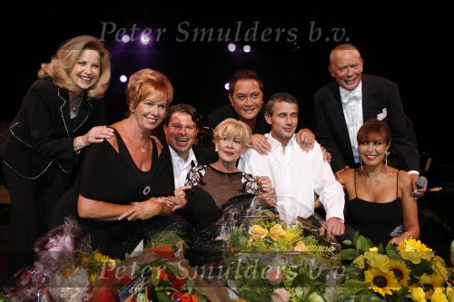 Den Haag 23 juni 2007
Optreden van Anneke Gronloh in het koninklijk theater van Den Haag vanwege haar 65e verjaardag. Op deze dag is ook haar zus Tjula overleden. Sandra Reemer Ria Valk Frans Mulder Lonny Manager Bart en zoon Wim Jaap