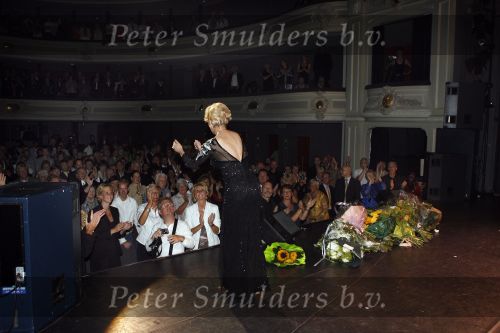 Den Haag 23 juni 2007
Optreden van Anneke Gronloh in het koninklijk theater van Den Haag vanwege haar 65e verjaardag. Op deze dag is ook haar zus Tjula overleden.