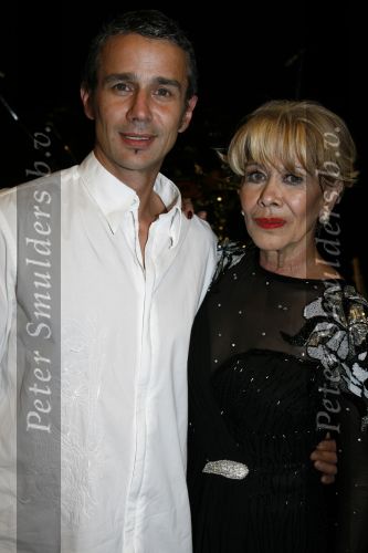 Den Haag 23 juni 2007
Optreden van Anneke Gronloh in het koninklijk theater van Den Haag vanwege haar 65e verjaardag. Op deze dag is ook haar zus Tjula overleden. Anneke met zoon Wim Jaap