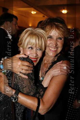 Den Haag 23 juni 2007
Optreden van Anneke Gronloh in het koninklijk theater van Den Haag vanwege haar 65e verjaardag. Op deze dag is ook haar zus Tjula overleden. Anneke met Yvonne Keuls