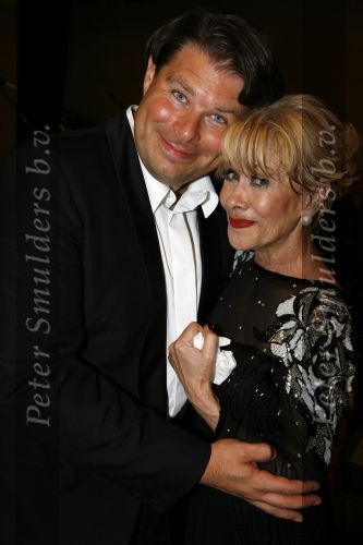 Den Haag 23 juni 2007
Optreden van Anneke Gronloh in het koninklijk theater van Den Haag vanwege haar 65e verjaardag. Op deze dag is ook haar zus Tjula overleden. Anneke met manager