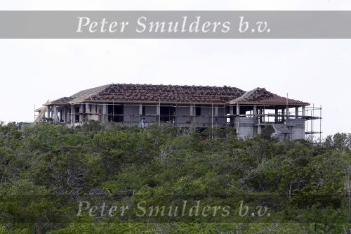 Curacao 28 juli 2007
Barry Hay is een huis aan het bouwen op coral estate.