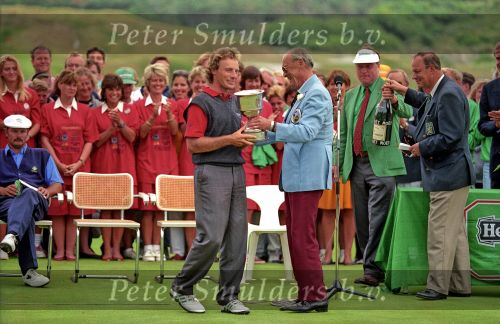Noordwijk, 26 Juli 1992
Dutch Open Golf 1992 Heineken Open 1992
Op de Noordwijkse golfclub
Bernhard Langer werd winnaar na een playoff met Gordon Brand Jr.verder op de foto Prins Bernhard, Robbie v Erven Dorens