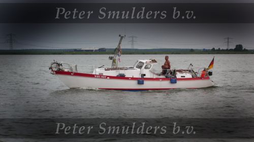 Blote buik op het water