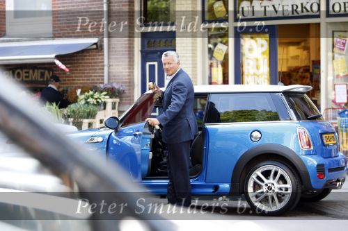 Amsterdam 22 augustus 2007
Bram Moszkowicz eet een broodje bij zijn nieuwe mini cooper.