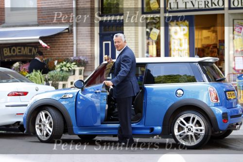 Amsterdam 22 augustus 2007
Bram Moszkowicz eet een broodje bij zijn nieuwe mini cooper.
