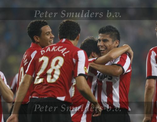 Eindhoven, 25 Augustus 2007 Eerste thuiswedstrijd Seizoen 2007/2008 PSV-NEC, eindstand 5-0
Carlos Salcido feliciteert Fagner met zijn eerste doelpunt voor PSV, links Otman Bakkal