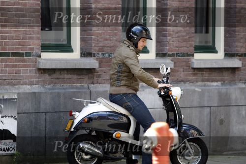 Amsterdam 31 juli 2007
Cas jansen op scooter in amsterdam.