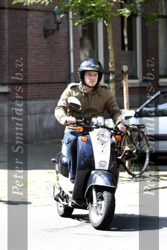 Amsterdam 31 juli 2007
Cas jansen op scooter in amsterdam.