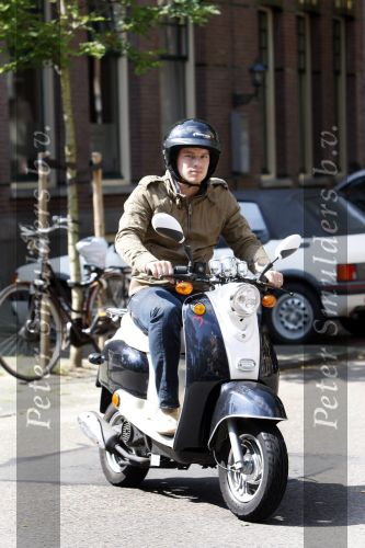 Amsterdam 31 juli 2007
Cas jansen op scooter in amsterdam.