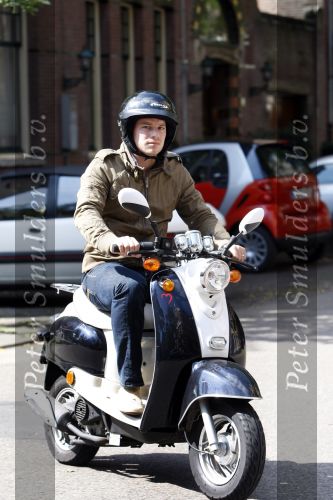 Amsterdam 31 juli 2007
Cas jansen op scooter in amsterdam.
