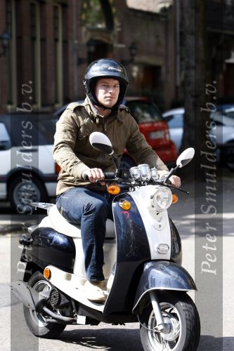 Amsterdam 31 juli 2007
Cas jansen op scooter in amsterdam.