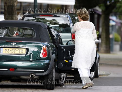 Amsterdam 16 augustus 2007
Catherine Keyl met mini cooper cabrio boodschappen aan het doen op de cornelis schuytstraat.