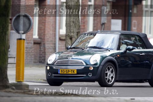 Amsterdam 16 augustus 2007
Catherine Keyl met mini cooper cabrio boodschappen aan het doen op de cornelis schuytstraat.