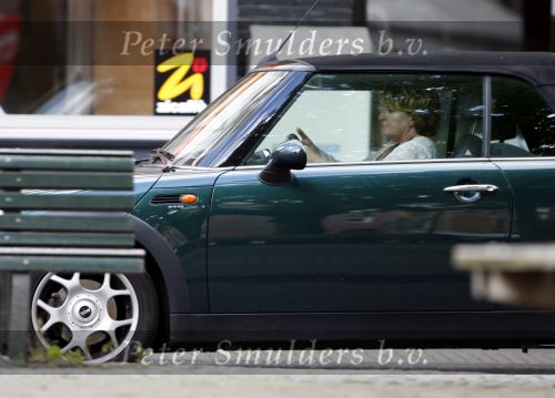 Amsterdam 16 augustus 2007
Catherine Keyl met mini cooper cabrio boodschappen aan het doen op de cornelis schuytstraat.