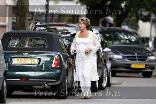 Amsterdam 16 augustus 2007
Catherine Keyl met mini cooper cabrio boodschappen aan het doen op de cornelis schuytstraat.