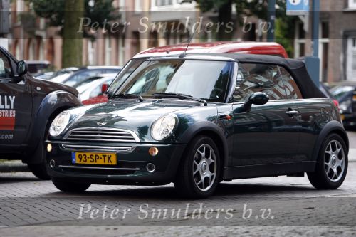 Amsterdam 16 augustus 2007
Catherine Keyl met mini cooper cabrio boodschappen aan het doen op de cornelis schuytstraat.