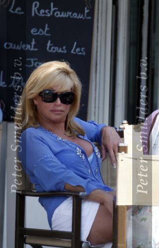 Cannes 4 augustus 2007
Connie Breukhoven met Hans Breukhoven Shanne Breukhoven en Marvin Breukhoven op vakantie in Cannes.