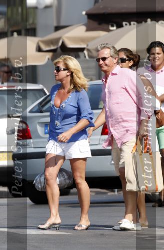 Cannes 4 augustus 2007
Connie Breukhoven met Hans Breukhoven Shanne Breukhoven en Marvin Breukhoven op vakantie in Cannes.