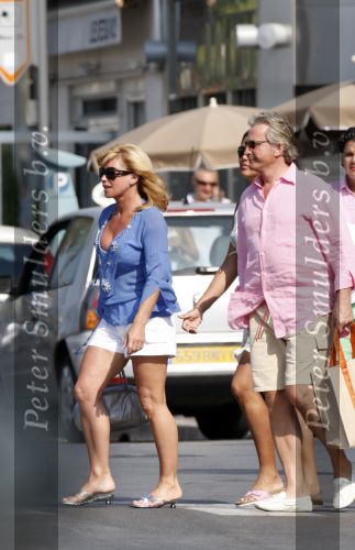 Cannes 4 augustus 2007
Connie Breukhoven met Hans Breukhoven Shanne Breukhoven en Marvin Breukhoven op vakantie in Cannes.