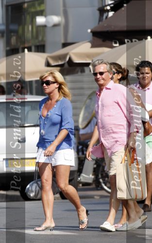 Cannes 4 augustus 2007
Connie Breukhoven met Hans Breukhoven Shanne Breukhoven en Marvin Breukhoven op vakantie in Cannes.