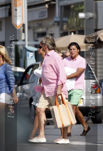 Cannes 4 augustus 2007
Connie Breukhoven met Hans Breukhoven Shanne Breukhoven en Marvin Breukhoven op vakantie in Cannes.