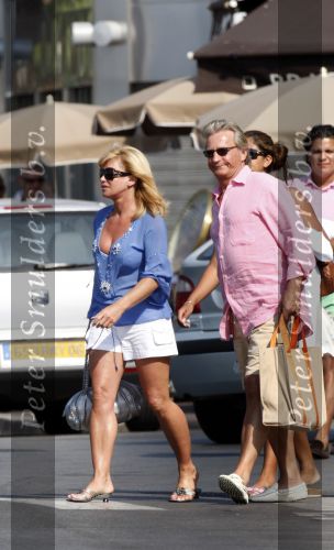 Cannes 4 augustus 2007
Connie Breukhoven met Hans Breukhoven Shanne Breukhoven en Marvin Breukhoven op vakantie in Cannes.