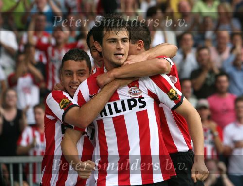 Eindhoven, 25 Augustus 2007 Eerste thuiswedstrijd Seizoen 2007/2008 PSV-NEC, eindstand 5-0
Danko Lazovic goed voor zijn eerste 2 doelpunten in dienst van PSV wordt gefeliciteerd door Ismail Aissati
