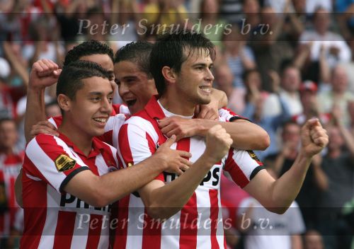Eindhoven, 25 Augustus 2007 Eerste thuiswedstrijd Seizoen 2007/2008 PSV-NEC, eindstand 5-0
Danko Lazovic wordt gefeliciteerd door Ismail Aissati met zijn eerste doelpunt voor PSV