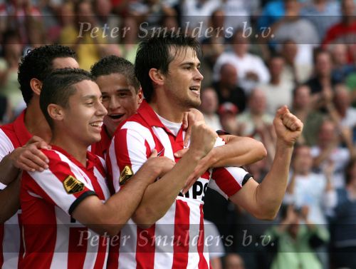 Eindhoven, 25 Augustus 2007 Eerste thuiswedstrijd Seizoen 2007/2008 PSV-NEC, eindstand 5-0
Danko Lazovic goed voor zijn eerste 2 doelpunten in dienst van PSV wordt gefeliciteerd door Ismail Aissati en Ibrahim Afellay