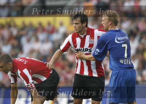 Eindhoven, 25 Augustus 2007 Eerste thuiswedstrijd Seizoen 2007/2008 PSV-NEC, eindstand 5-0
Danko Lazovic goed voor zijn eerste 2 doelpunten in dienst van PSV was moeilijk te stoppen of alleen via overtredingen
Rutger Worm en Timmy Simons