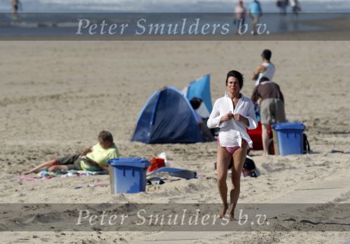 Bergen aan Zee 31 juli 2007
Youp van t Hek en zjn vrouw Debbie Petter op het strand.