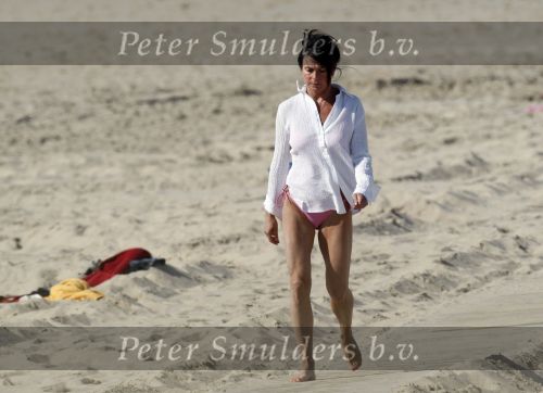 Bergen aan Zee 31 juli 2007
Youp van t Hek en zjn vrouw Debbie Petter op het strand.