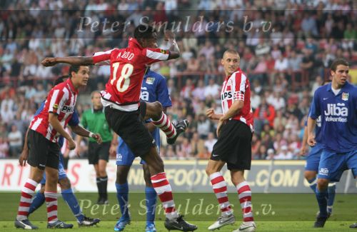 Eindhoven, 25 Augustus 2007 Eerste thuiswedstrijd Seizoen 2007/2008 PSV-NEC, eindstand 5-0
Eric Addo scoort met zijn hoofd 2-0