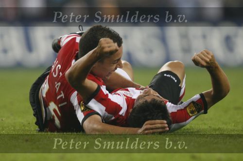 Eindhoven, 25 Augustus 2007 Eerste thuiswedstrijd Seizoen 2007/2008 PSV-NEC, eindstand 5-0
Fagner Conserva Lemos is blij en wordt geknuffeld door Ismail Aissati voor zijn eerste doepunt in dienst van PSV