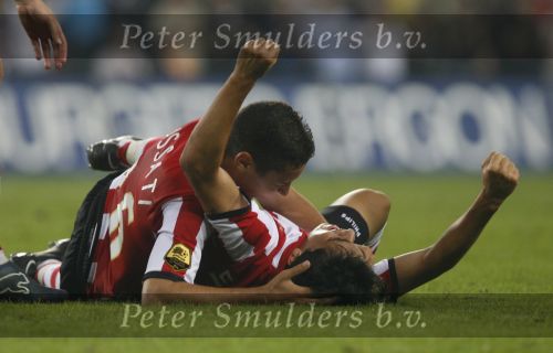 Eindhoven, 25 Augustus 2007 Eerste thuiswedstrijd Seizoen 2007/2008 PSV-NEC, eindstand 5-0
Fagner Conserva Lemos is blij en wordt geknuffeld door Ismail Aissati voor zijn eerste doepunt in dienst van PSV