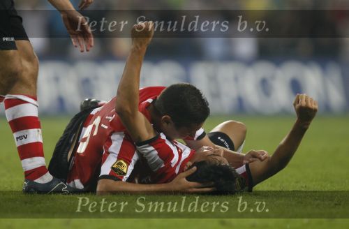Eindhoven, 25 Augustus 2007 Eerste thuiswedstrijd Seizoen 2007/2008 PSV-NEC, eindstand 5-0
Fagner Conserva Lemos is blij en wordt genuffeld door Ibrahim Afellay voor zijn eerste doepunt in dienst van PSV