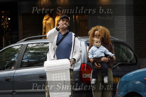 Amsterdam 30 juli 2007
Glennis Grace met vriend Moos en hun zoontje aan het wandelen.
Peter Smulders bv