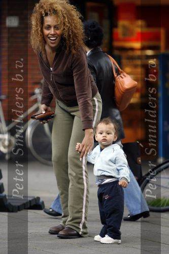 Amsterdam 30 juli 2007
Glennis Grace met vriend Moos en hun zoontje aan het wandelen.
Peter Smulders bv
