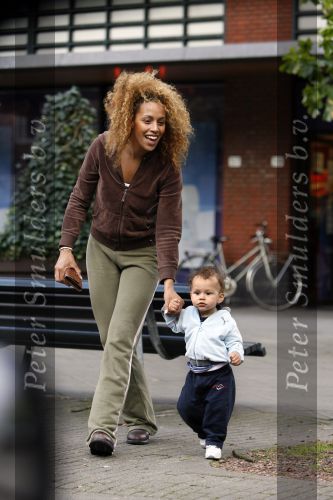 Amsterdam 30 juli 2007
Glennis Grace met vriend Moos en hun zoontje aan het wandelen.
Peter Smulders bv