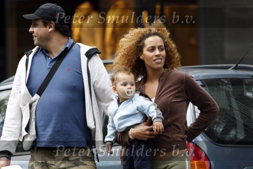 Amsterdam 30 juli 2007
Glennis Grace met vriend Moos en hun zoontje aan het wandelen.
Peter Smulders bv