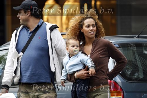 Amsterdam 30 juli 2007
Glennis Grace met vriend Moos en hun zoontje aan het wandelen.
Peter Smulders bv