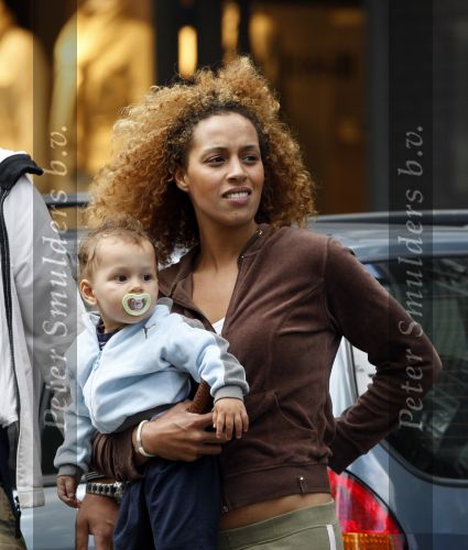 Amsterdam 30 juli 2007
Glennis Grace met vriend Moos en hun zoontje aan het wandelen.
Peter Smulders bv
