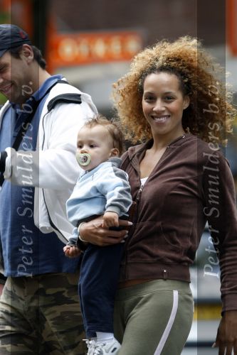 Amsterdam 30 juli 2007
Glennis Grace met vriend Moos en hun zoontje aan het wandelen.
Peter Smulders bv