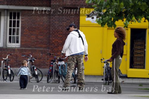 Amsterdam 30 juli 2007
Glennis Grace met vriend Moos en hun zoontje aan het wandelen.
Peter Smulders bv