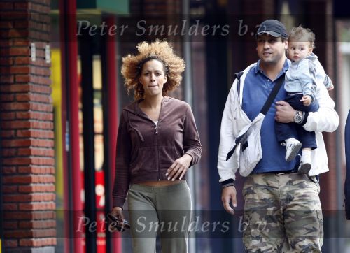 Amsterdam 30 juli 2007
Glennis Grace met vriend Moos en hun zoontje aan het wandelen.
Peter Smulders bv
