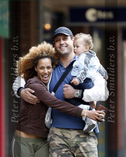 Amsterdam 30 juli 2007
Glennis Grace met vriend Moos en hun zoontje aan het wandelen.
Peter Smulders bv